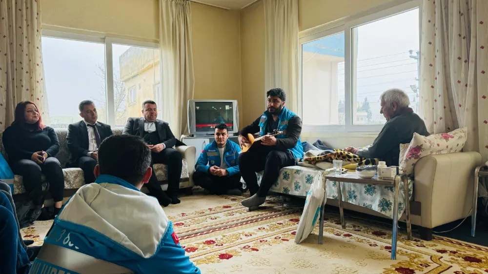 Yaşlılara saz çalınıp Türküler söylendi.