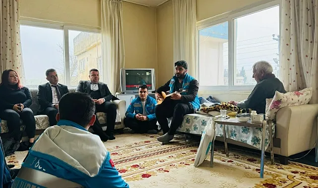 Yaşlılara saz çalıp türküler söylediler