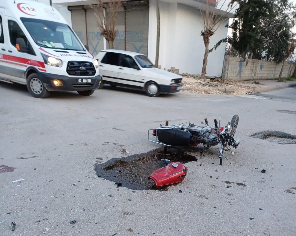 Motosikletle otomobil çarpıştı: 1’i ağır 2 yaralı