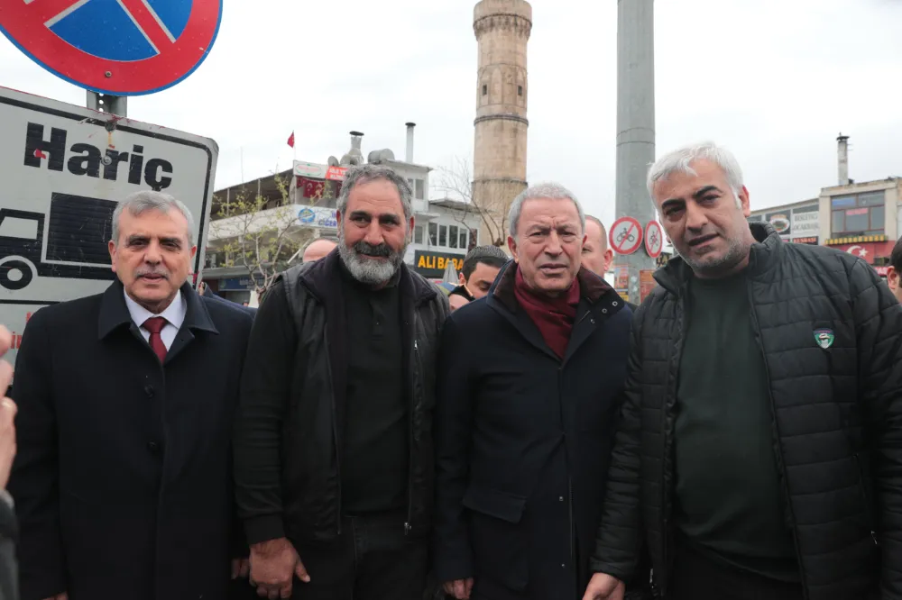 HULUSİ AKAR VE BAŞKAN BEYAZGÜL TARİHİ HANLAR BÖLGESİNDE ESNAFLARI ZİYARET ETTİ
