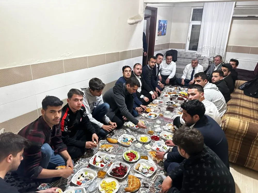 Beyazgül öğrenci evinde sahur yaptı