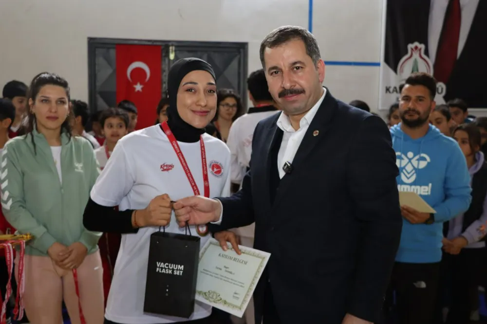 KARAKÖPRÜ’DE BAŞARILI SPORCULAR ÖDÜLLENDİRİLDİ
