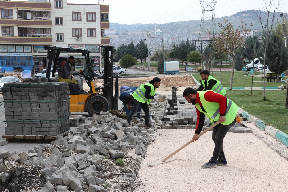 HALİLİYE’DE ÜSTYAPI HİZMETLERİ İLE YOLLAR YENİLENİYOR