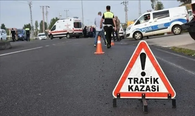 Minibüsle çarpışan motosikletli hayatını kaybetti