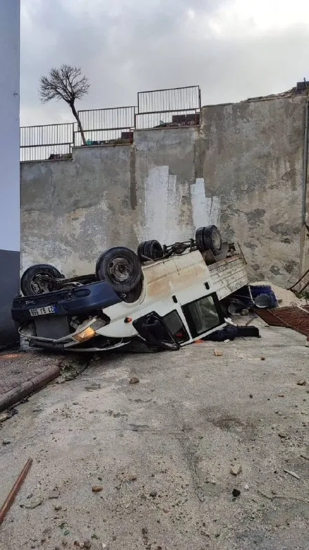 Kamyonet 30 metre yükseklikten okul bahçesine uçtu, faciadan dönüldü
