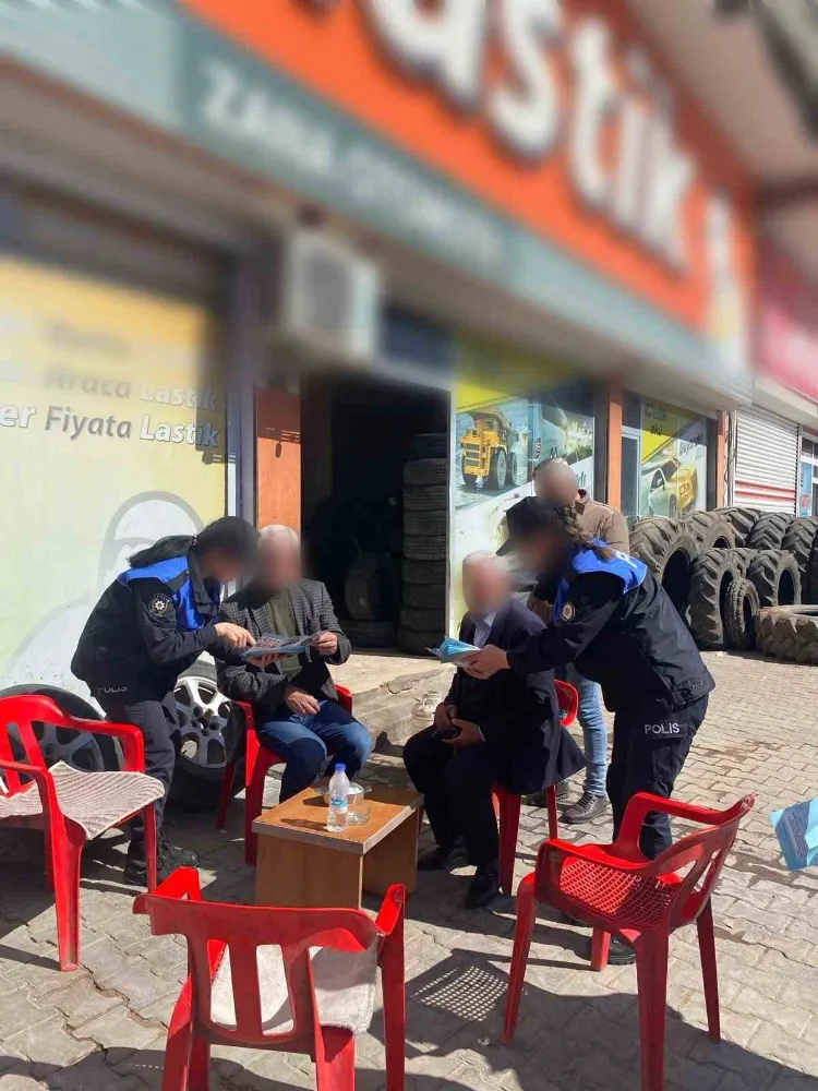 Polis ekipleri dolandırıcılığa karşı vatandaşları bilgilendirdi