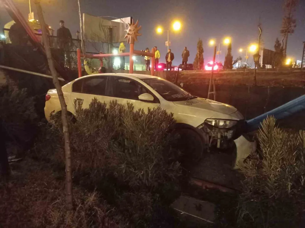 Bir otomobil çocuk parkına uçtu