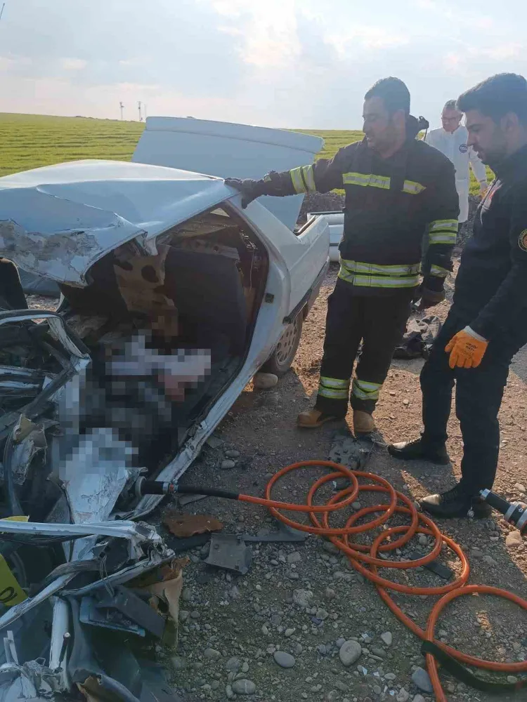 Otomobil ile kamyon çarpıştı: 2 ölü, 1 ağır yaralı