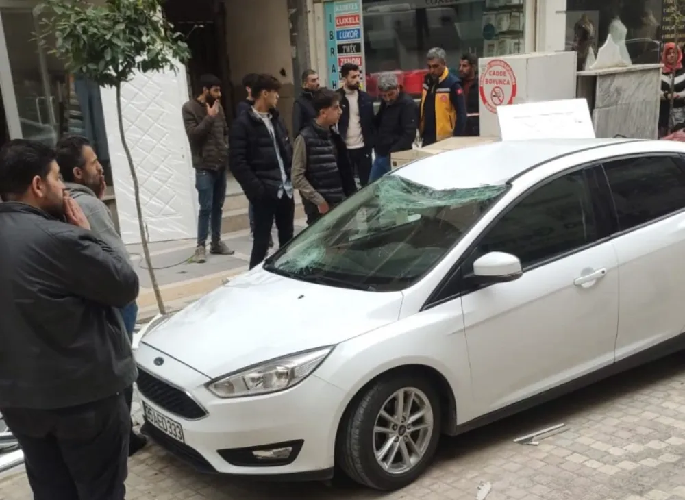 İnşaatın önünden geçen çocuğun üzerine ahşap kapı düştü
