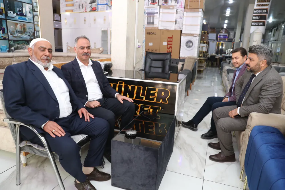 Kuş Eyyübiyelileri tek tek dinliyor