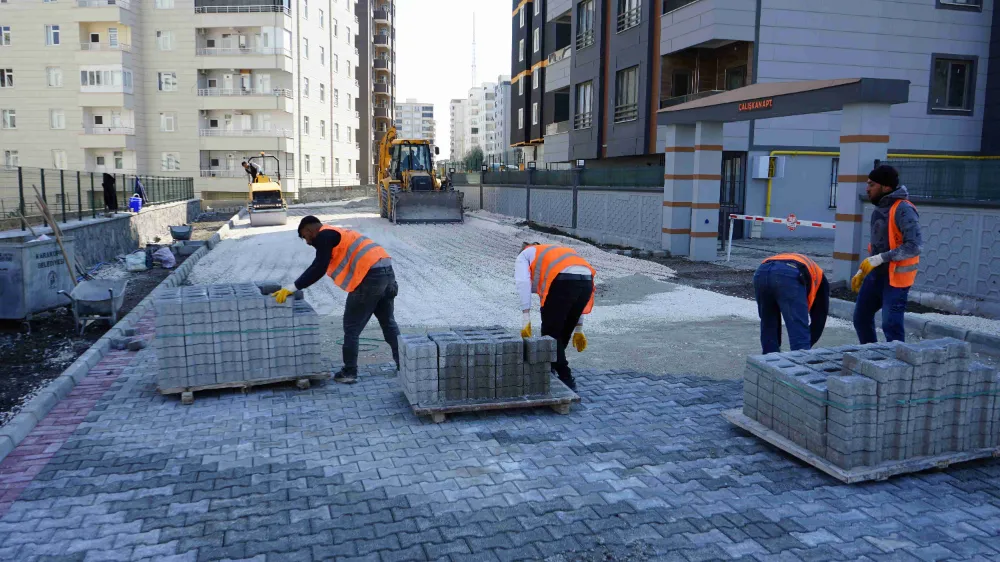DOĞUKENT’TE YENİ YOLLAR KİLİTLİ PARKEYLE DÖŞENİYOR