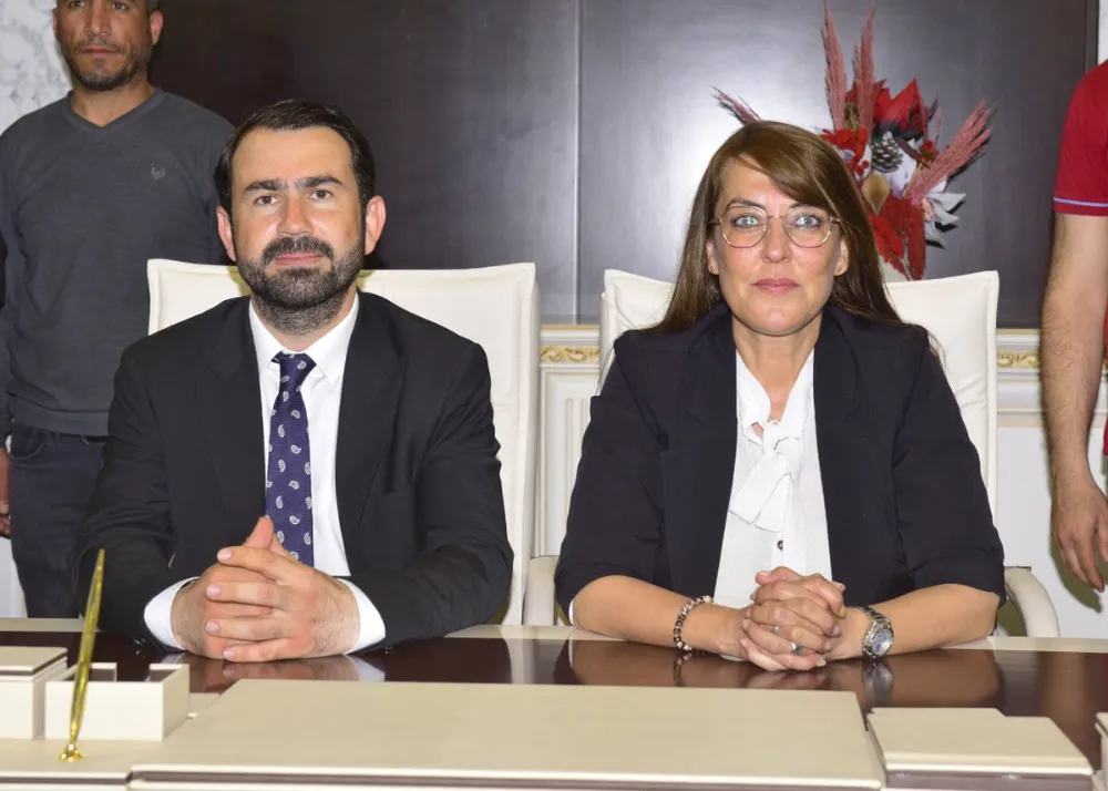Kahraman ve Yazar tebrikleri kabul ediyor