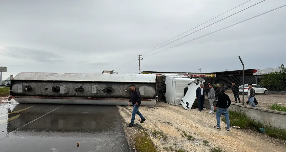 Devrilen tanker yolu trafiğe kapattı