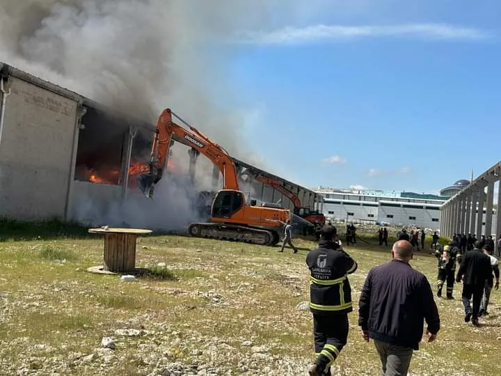 Fabrika yangını kontrol altına alındı..