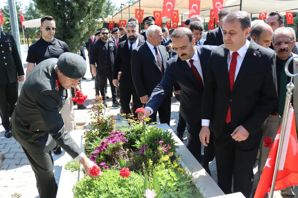 Aksoy şehitler anıtına çelenk sunma törenine katıldı