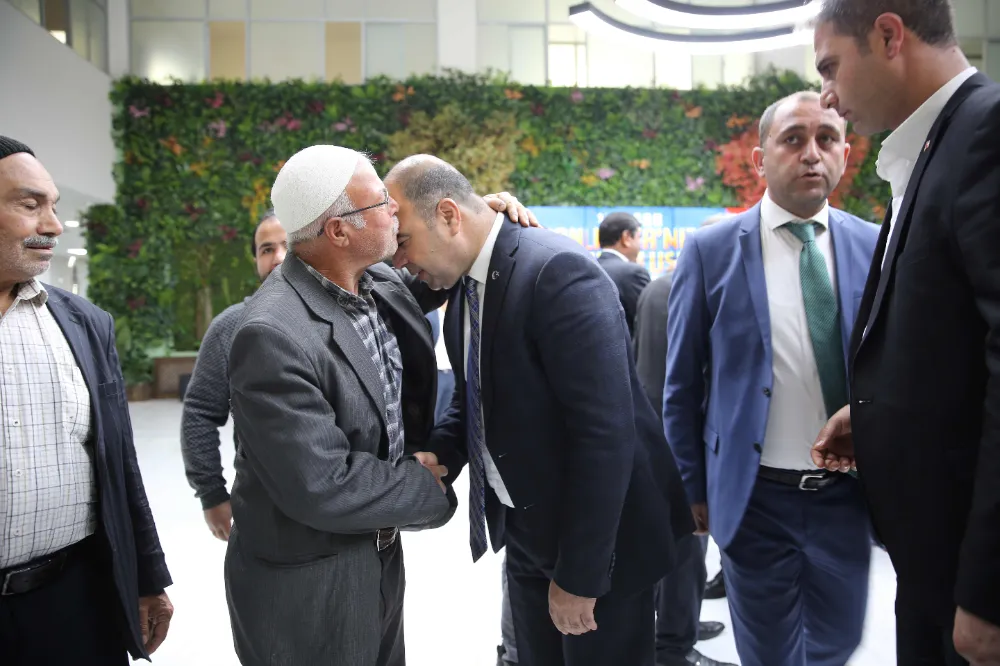 Çiftçi Karaköprü'de vatandaşlarla bayramlaştı
