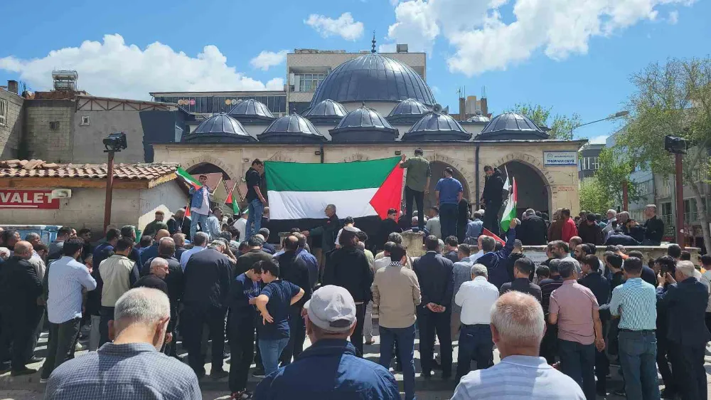 İsmail Haniye’nin çocukları ve torunları için gıyabi cenaze namazı kılındı