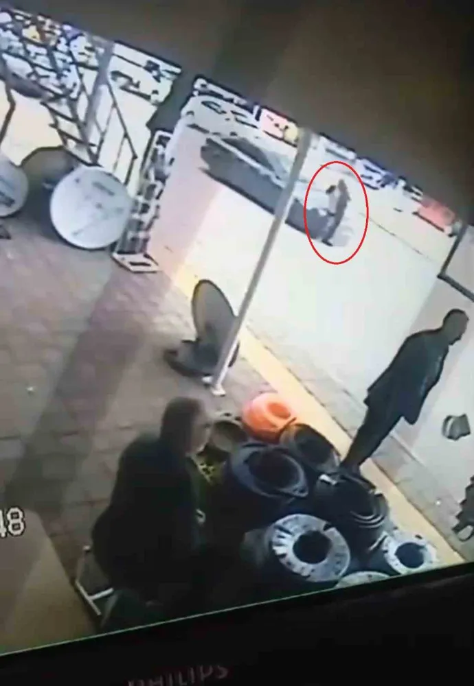 Otomobilin yayaya çarptığı kaza güvenlik kamerasında