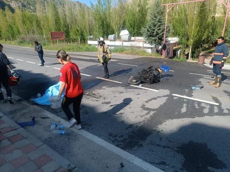 Otomobil ile motosiklet çarpıştı:1 ölü, 1 yaralı