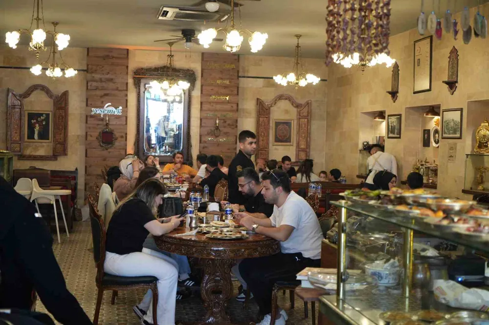Tatili fırsat bilen vatandaşlar tarihi restoranlarının lezzetlerine akın etti