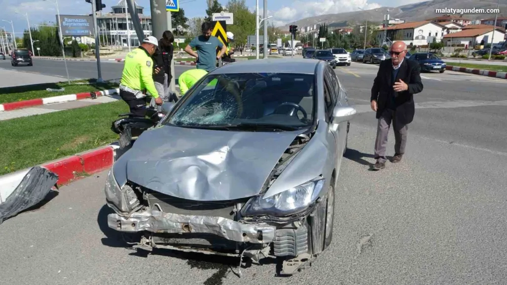 Otomobil ile motosiklet çarpıştı: 1’i ağır, 2 yaralı