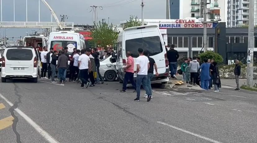 Minibüs ile otomobil çarpıştı: 3 yaralı