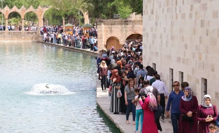 Urfa tarihinin en büyük yoğunluğunu yaşadı: Otellerde yer kalmadı