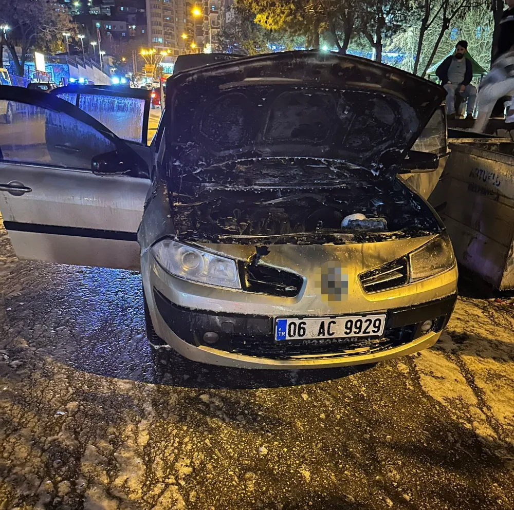 Park halindeki otomobil alev aldı