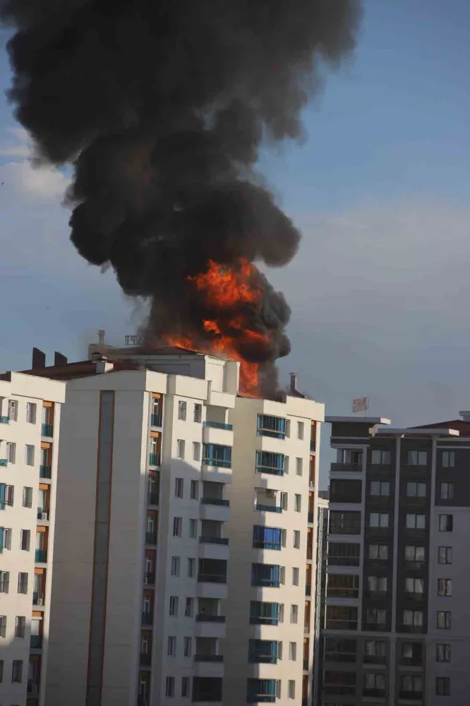 Alevlerin arasında kalan itfaiye eri, kendini aşağı bıraktı