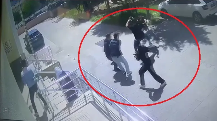 Adliye çıkarılan şüphelilere bıçaklı saldırı girişimi güvenlik kamerasına yansıdı