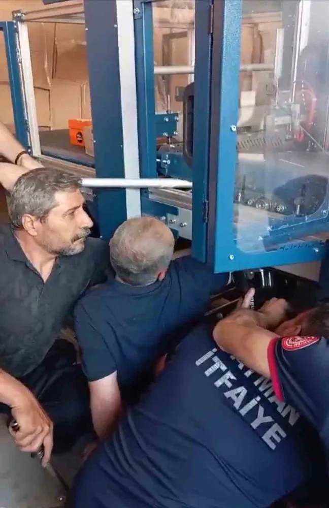 Kolu paketleme makinesine sıkıştıran 1 işçi saatler sonra kurtarıldı