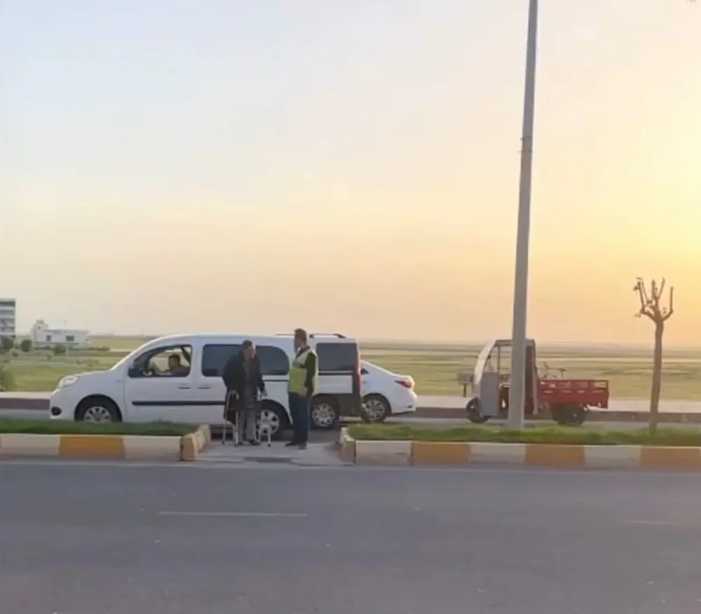 Yolun karşısına geçemeyen yaşlı adama polis yardımcı oldu