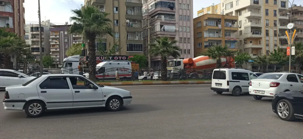 Otomobil beton mikserinin altında kaldı