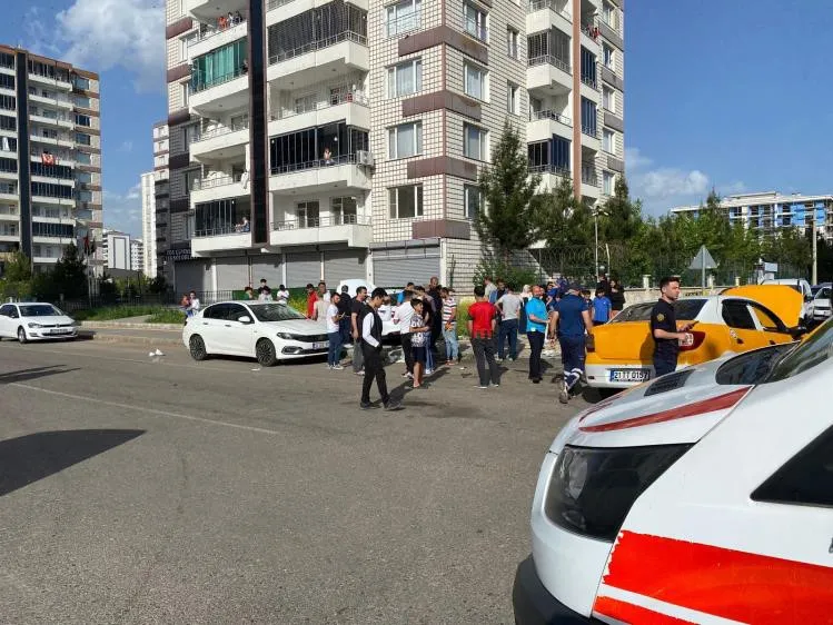 Ticari taksi otomobille çarpıştı: 5 yaralı