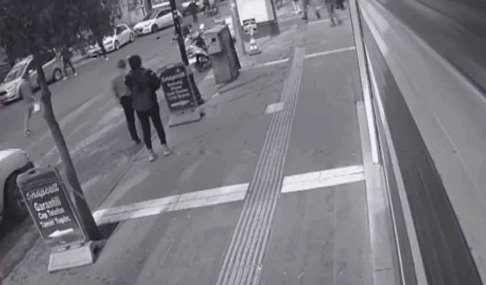 Motosikletin yayaya çarpma anı kameralara yansıdı