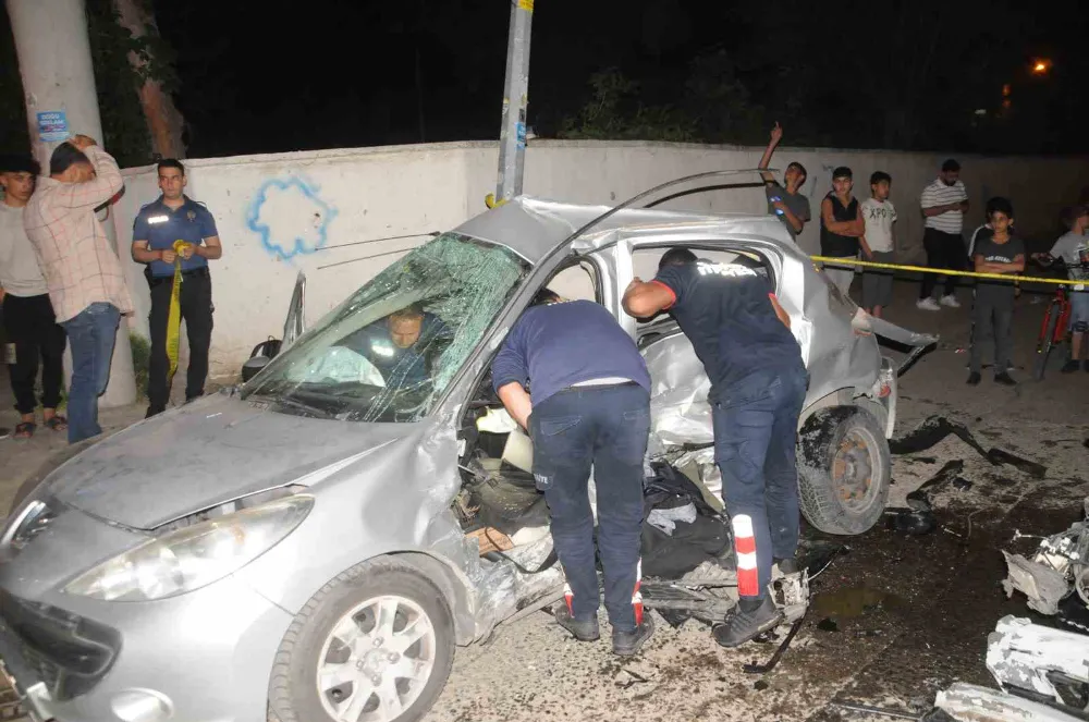 2 otomobil kafa kafaya çarpıştı: 3 yaralı