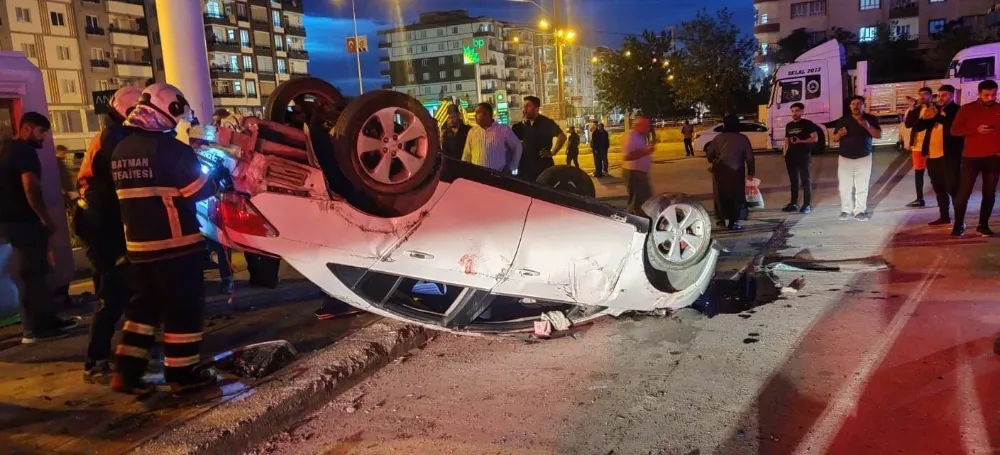 Takla atarak ters duran araçta 2 kişi yaralandı