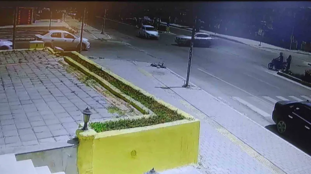 Kırmızı ışık ihlali yapan otomobil kaza yaptı
