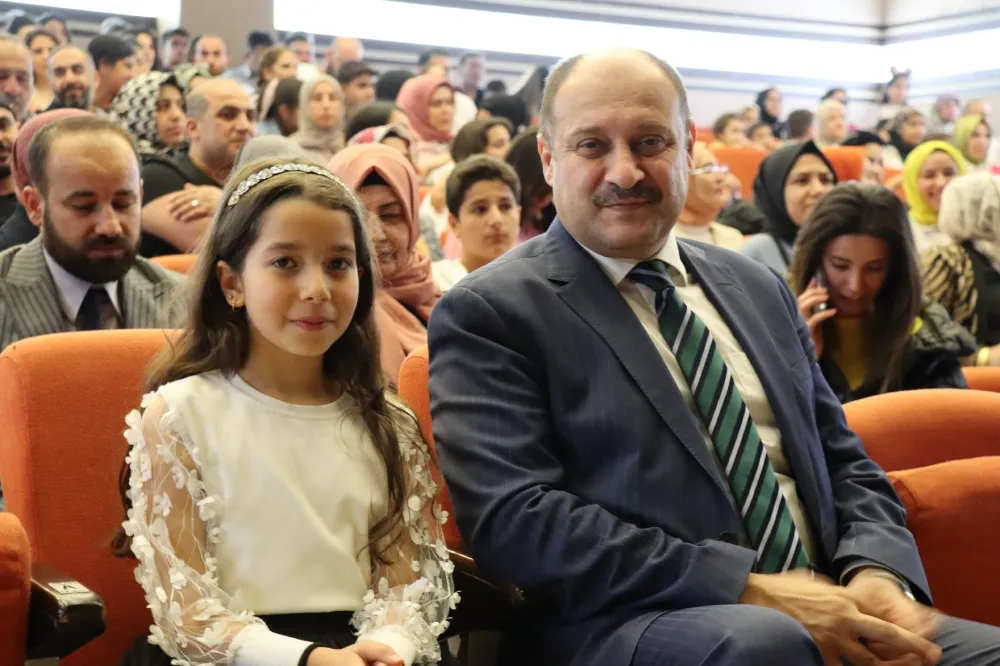 SIRADAN SIRA DIŞI HİKAYELER ADLI TİYATRO GÖSTERİMİ İZLEYENLERDEN TAM NOT ALDI