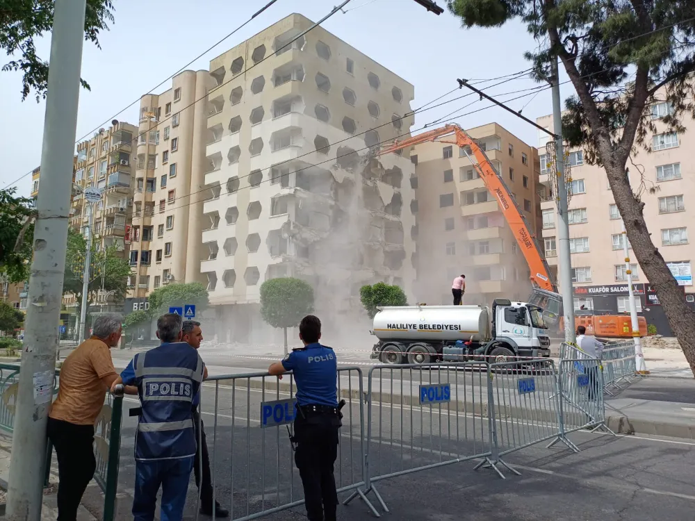 Deprem anıtı gibi duruyordu: Yıkımına başlandı