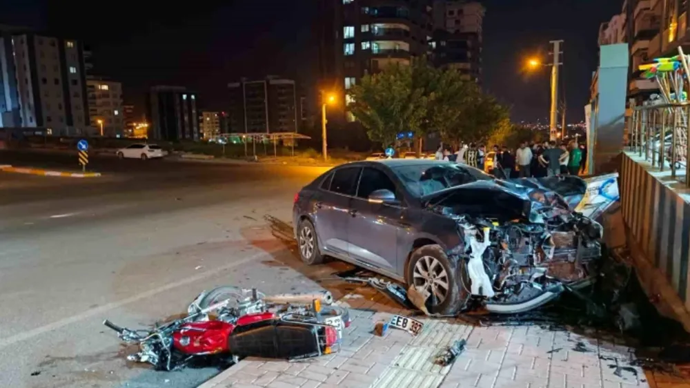 Otomobil ile motosiklet çarpıştı;1 Yaralı