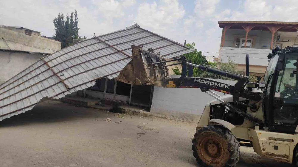 Etkili olan rüzgar bir evin çatısını uçurdu
