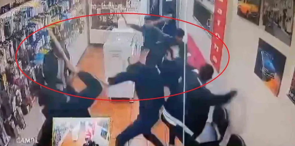 Sopalarla bastıkları iş yerindeki kişileri darp edip kaçtılar