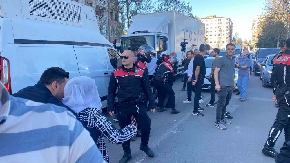 İzinsiz yürümek isteyen DEM’lilere polis müdahalesi