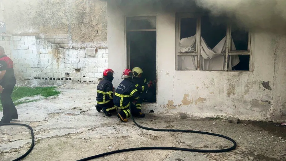 Urfa'da madde bağımlısı evini ateşe verdi