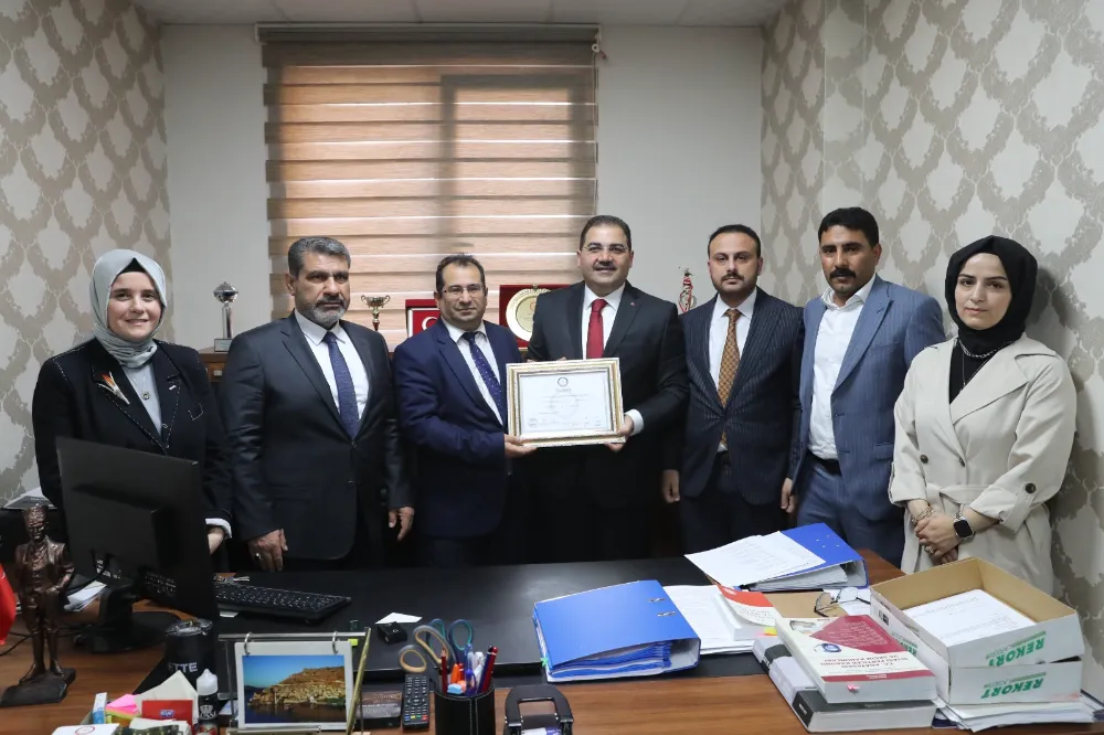 İkinci kez Belediye Başkanı seçilen Canpolat mazbatasını aldı