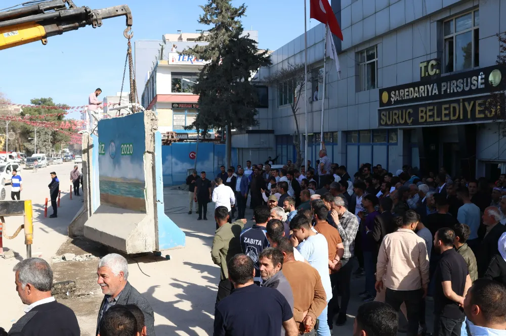 Suruç Belediyesinin önündeki beton bloklar kaldırıldı
