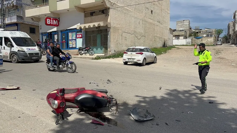 Motosiklet ile otomobil kafa kafaya çarpıştı:1 yaralı