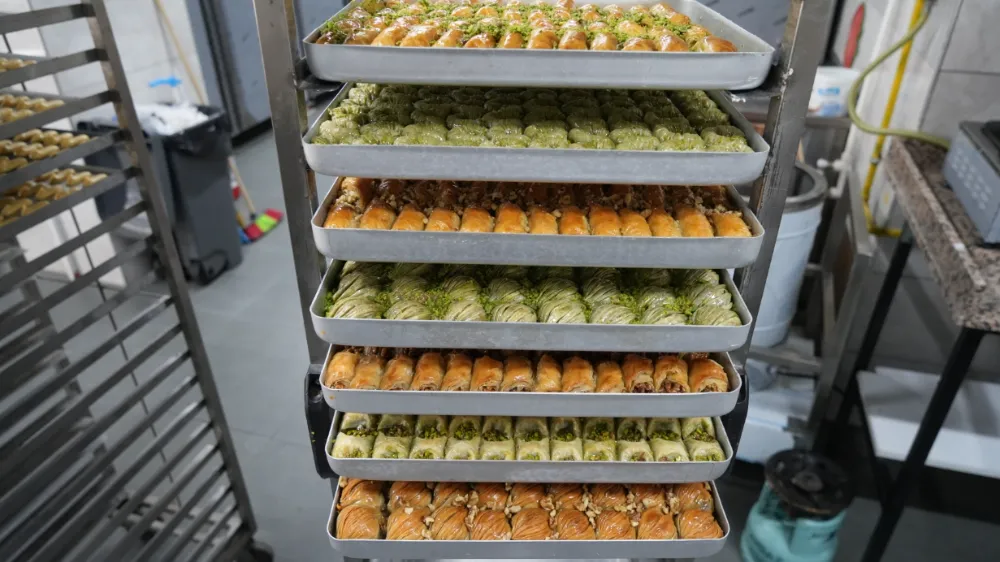 Baklavalar bayram sofraları için hazırlanıyor