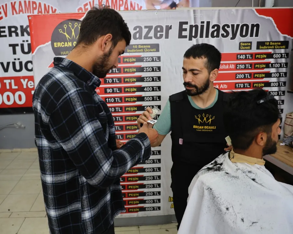 Banka sırası değil, tıraş kuyruğu